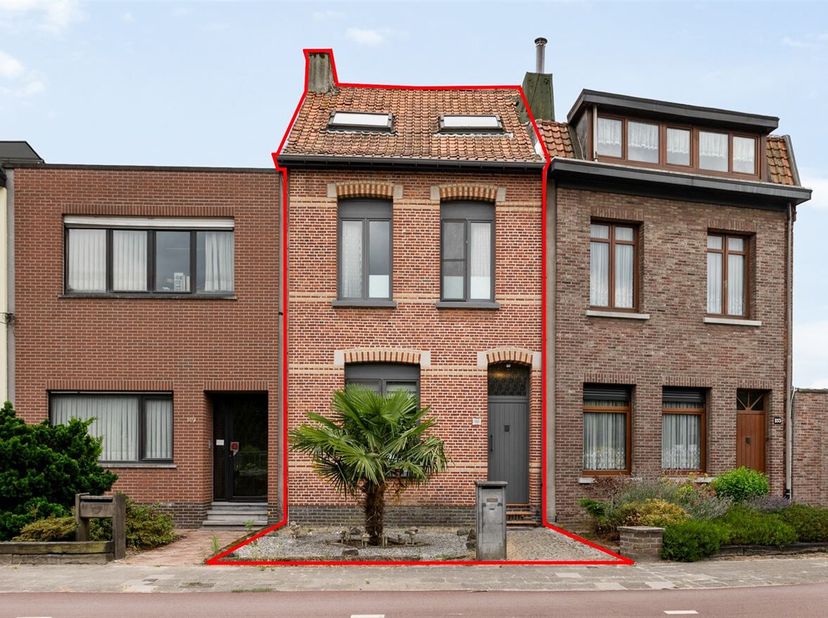Ligging: Deze zéér gezellige woning is rustig doch gunstig gelegen nabij de Bredabaan en Schoten. Verschillende scholen, winkels, horeca en het openba