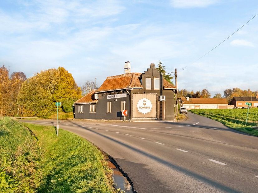 In het landelijke Anzegem, langs de vlot bereikbare Wortegemsesteenweg, bevindt zich deze interessante opbrengsteigendom. De combinatie van een rustig