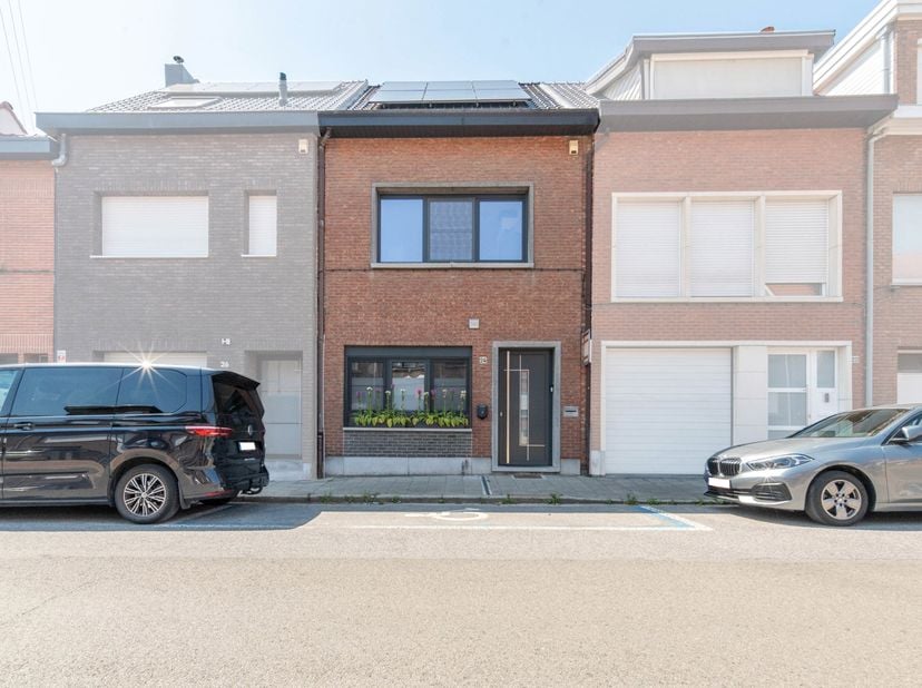 Instapklare B-label woning te Schelle.<br />
Bent u op zoek naar een instapklare woning met een gunstig EPC en een uitstekende bereikbaarheid? <br />