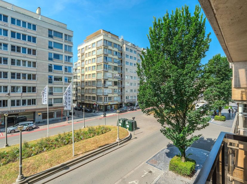 Gerenoveerd en zonnig 2-slaapkamerappartement te koop gelegen op de tweede verdieping van Residentie "Van Gogh" langs de prestigieuze Leopold II-laan