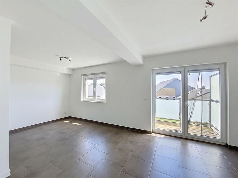 W Immobilière vous propose à Étalle un bel appartement 2 chambres de 75 m² situé au 1er étage dune résidence soignée et bien entretenue. Ce bien lumin