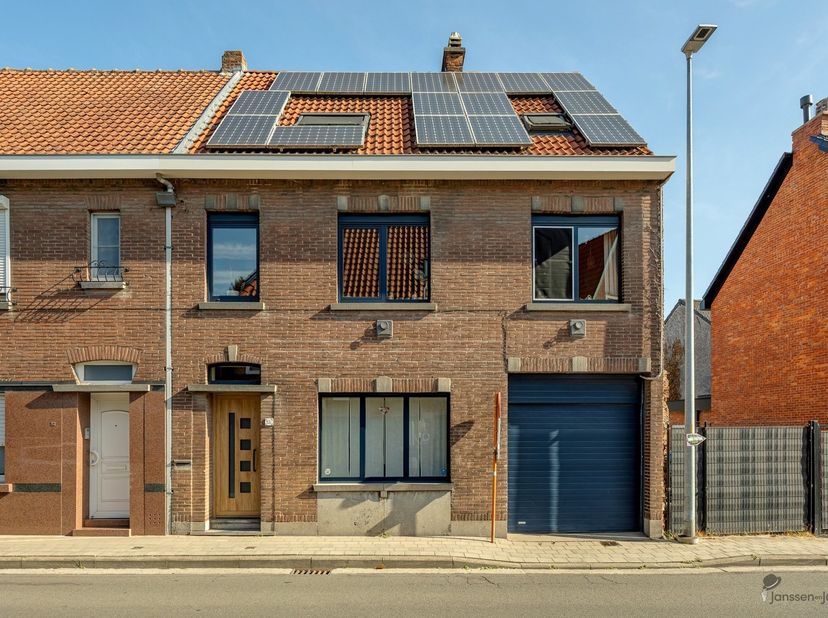 Deze karaktervolle woning in Hamme combineert een warme uitstraling met een ruime en praktische indeling. Met een bewoonbare oppervlakte van 206 m² op