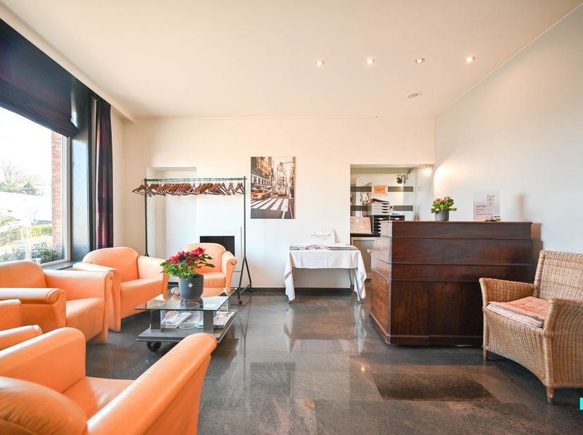Ontdek dit multifunctioneel handelspand gelegen op een absolute toplocatie en zichtlocatie nabij het centrum van Waregem, beter bekend als 'Anna's Pla