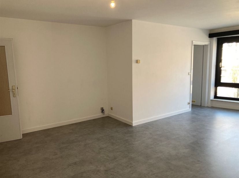 Zeer centraal gelegen 2 slpk. appartement op de eerste verdieping<br />
<br />
Ligging: Het appartement is zeer gunstig gelegen op de Antwerpsesteen