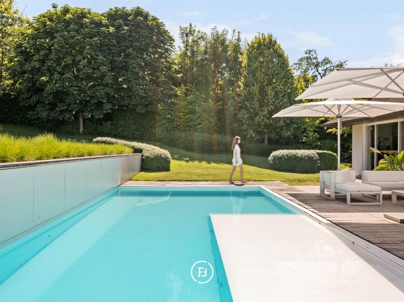 In het landelijke Michelbeke, midden in het groene decor van de Vlaamse Ardennen, bevindt zich deze verzorgde vrijstaande villa waar ruimte, privacy e