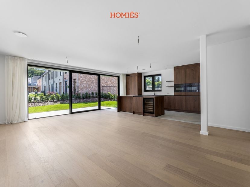 Wij stellen u graag dit uitzonderlijk ruime appartement voor, waar hedendaags wooncomfort en een hoogwaardige afwerking centraal staan. Via de privati