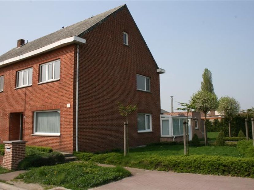 Lutlommel 95 - 3920 LOMMEL<br />
<br />
Eensgezinswoning met tuin.<br />
<br />
Indeling; inkomhal, woonkamer, keuken met eethoek, badkamer met ligbad