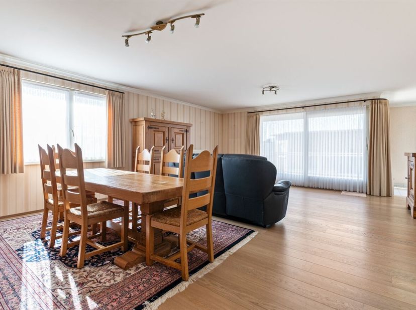 Appartement avec 3 chambres, terrasse et garage souterrain<br />
Description de l'appartement<br />
Deuxième étage<br />
L'appartement se trouve au de