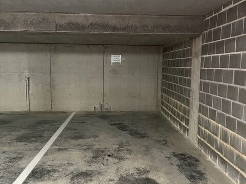 Deze ondergrondse parkeerplaats bevindt zich in residentie De Linde te Moorsele.<br />
De parkeerplaats is gelegen op de kelderverdieping van het appa