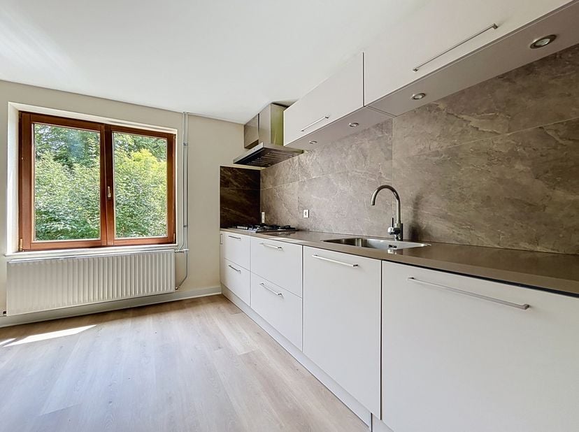 Situé à deux pas du centre de Huy et proche de toutes les facilités, cet appartement situé au 1er étage, se compose de 2 chambres, une cuisine équipée