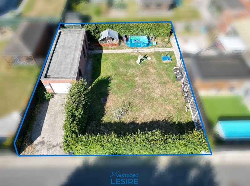 In Houthulst bevindt zich deze bouwgrond van &amp;nbsp;384 m².<br />
<br />
De bouwgrond is gelegen in de dorpskern nabij lokale handelszaken zoals bakker