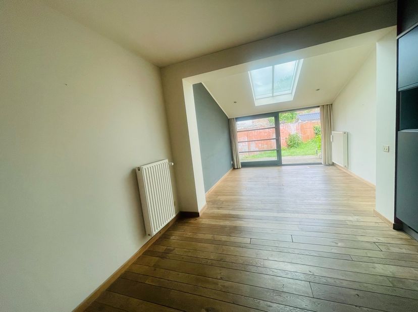 Assebroek, leuk ENERGIEZUINIG gezellig &amp;nbsp;instapklaar woonhuis met 3 SLAAPKAMERS en tuintje<br />
Omvat: Ruime lichtrijke living met PLANKENVLOEREN