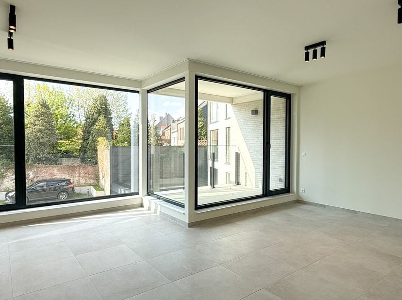 Ontdek dit moderne appartement op de eerste verdieping, waar comfort, licht en energiezuinig wonen perfect samenkomen.<br />
Indeling: inkom, berging,
