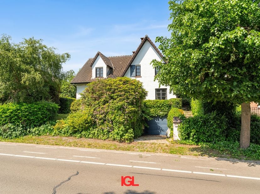 --- PRIX À PARTIR DE 490.000 € ---&amp;nbsp;<br />
<br />
Cette charmante maison datant de 1970 offre une surface habitable de pas moins de 200 m² et disp