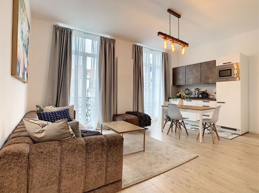 Quartier Saint-Gery- Dans un bel immeuble, magnifique appartement meublé de +/-45m²  au 3ème étage sans ascenseur composé d'un hall d’entrée, un beau