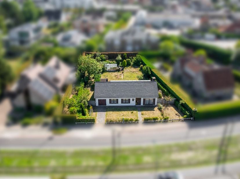 Te renoveren bungalow op toplocatie nabij zee en natuur<br />
Bent u op zoek naar een renovatieproject of bouwgrond op een uitzonderlijke locatie? Dan