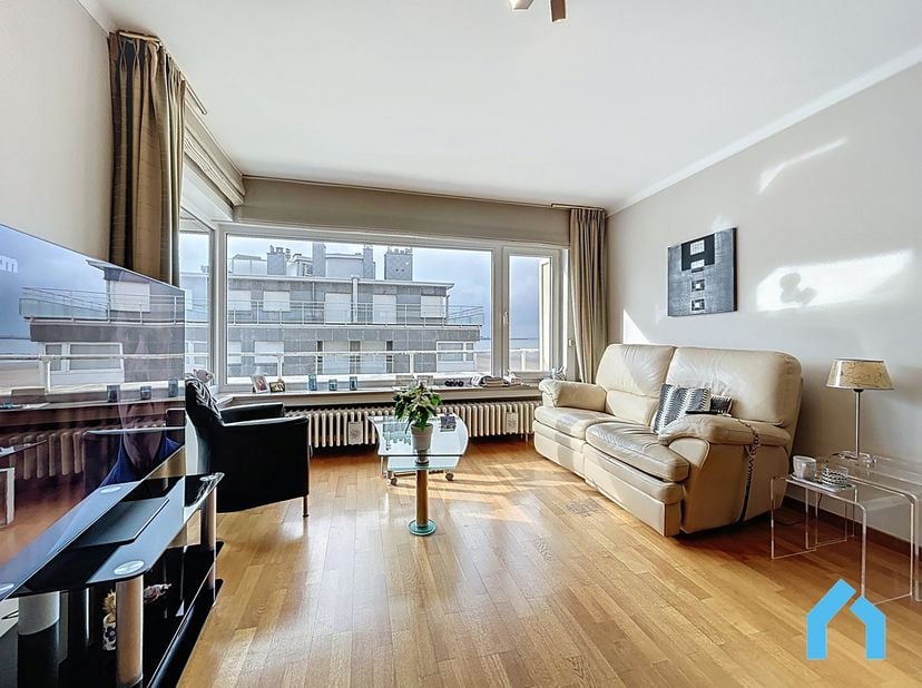 Cet appartement chaleureux et lumineux vous accueille dans une atmosphère agréable, avec une disposition pratique et pas moins de deux terrasses où vo