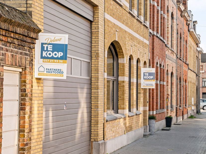 In het centrum van Ieper bevindt zich deze ruime en statige herenwoning met tal van mogelijkheden en prachtig bewaarde authentieke elementen.<br />
Be