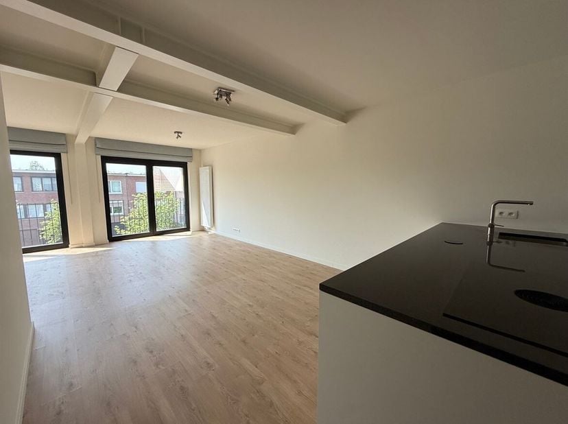 Journée portes ouvertes le samedi 14 mars de 14h à 15h<br />
Situation : L'appartement est situé dans un quartier calme de Brasschaat, avec des magasi