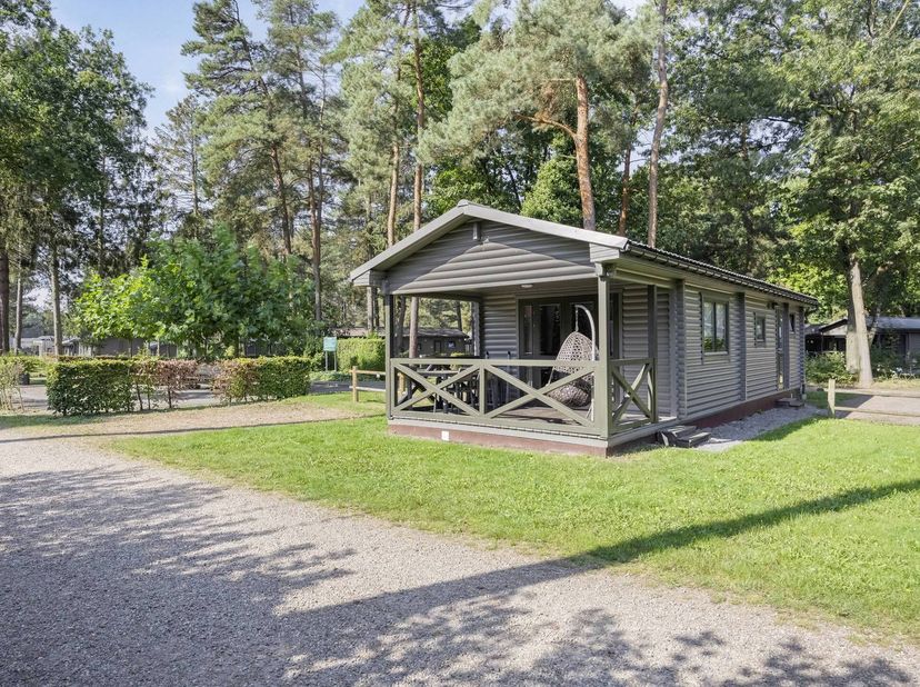 Deze vakantiewoning beslaat 44m² en bevindt zich op een perceel van 229 m².  De open leef- en eetruimte met aansluitende keuken is voorzien van alle b