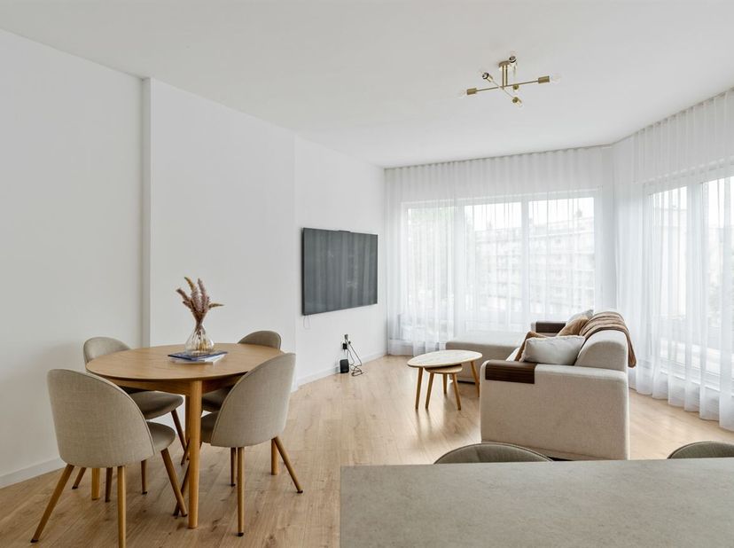 Ligging:<br />
Dit instapklare gerenoveerde appartement is gelegen in de Dascottelei te Deurne, op een uitstekende locatie nabij winkels, scholen, ope