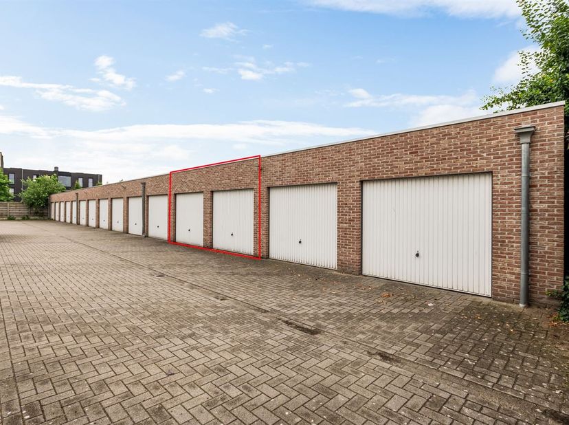 Ligging: <br />
Deze twee garageboxen bevinden zich achteraan een kleinschalig appartementsgebouw in de Desmedtstraat 3 in het centrum van Minderhout.