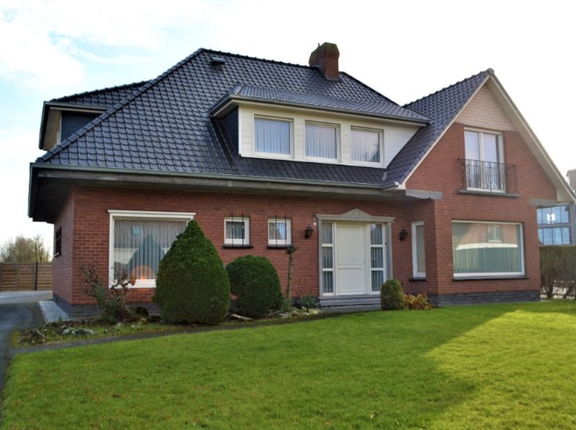 Vernieuwde woning met 4 slaapkamers<br />
Beschikbaar op 1-9-2026.&amp;nbsp;<br />
Deze&amp;nbsp;volledig vernieuwde alleenstaande woning is verrassend ruim m