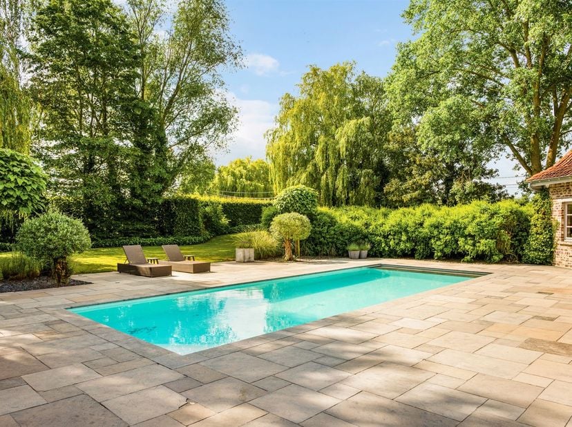 Te koop: charmante hoeve met zwembad op 3500m2 in Kruisem. Vanafprijs €998.500. <br />
<br />
In het landelijke en gegeerde Kruisem bevindt zich dez