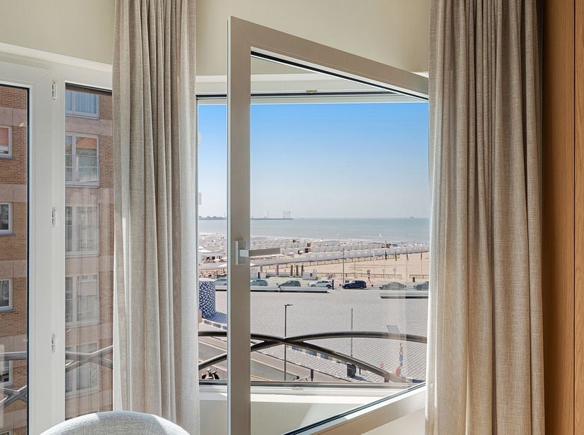 Dans un emplacement de tout premier ordre à Knokke-Heist, à proximité immédiate de la place emblématique du Rubensplein, se trouve cet appartement 3 c