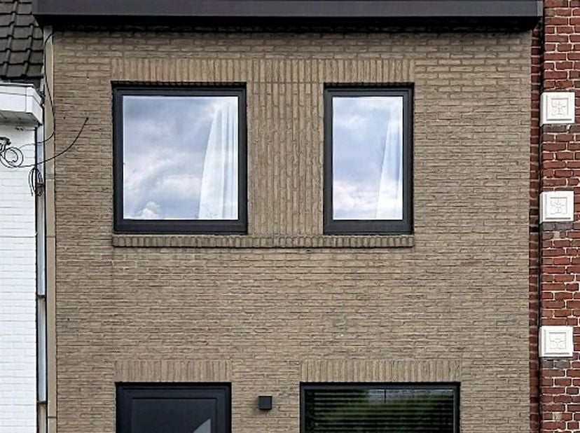 Deze volledig vernieuwde en instapklare woning bestaat uit: inkomhal - toilet - living - keuken - badkamer met ligbad en inloopdouche - wasplaats - be