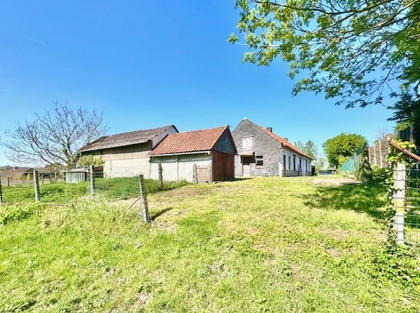 Via une allée privée on retrouve cette maison à rénover avec dépendances sur un beau terrain de 4.984 m²; avec une superficie habitable de 246 m²&amp;nbsp