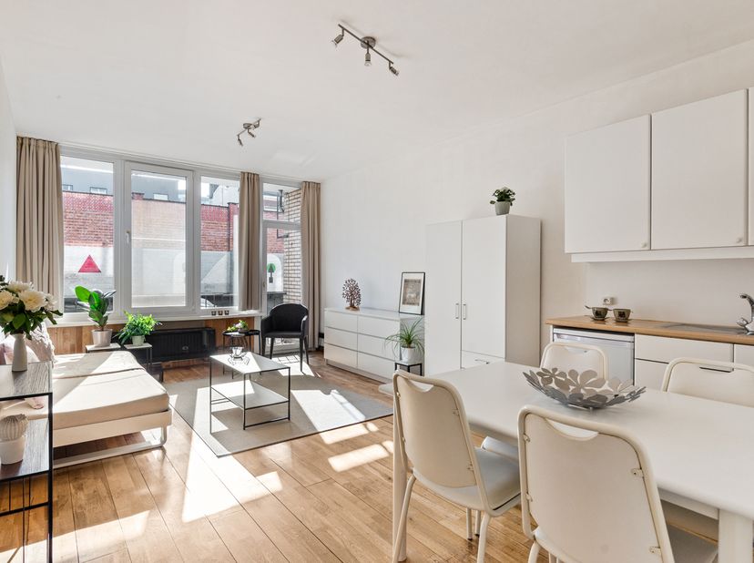 Deze instapklare studio ontdek je op een absolute toplocatie in ’t Antwerpse. Hier geniet je van een bruisende woonomgeving met tal van hotspots, wink
