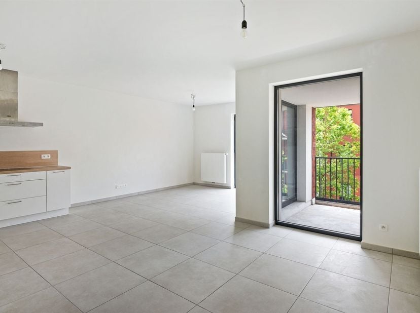 Het appartement op Wolfabrieksplein in Beersel ligt in een groene, rustige omgeving met vlotte verbindingen naar Brussel en Namen. Ideaal voor wie nat