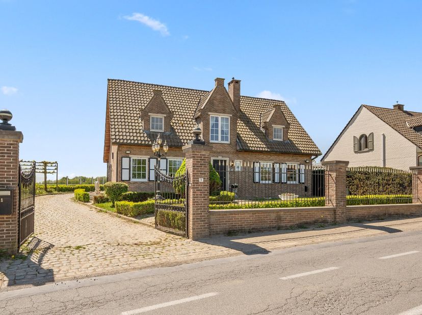 Gelegen op een uitzonderlijke locatie waar rust en open vergezichten samenkomen, onderscheidt deze standingvolle villa zich als een zeldzame opportuni
