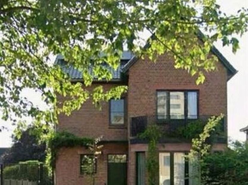 Karaktervolle gerenoveerde woning te huur in het centrum van Genk<br />
Op een toplocatie, op slechts 100 meter van het stadscentrum en het station va