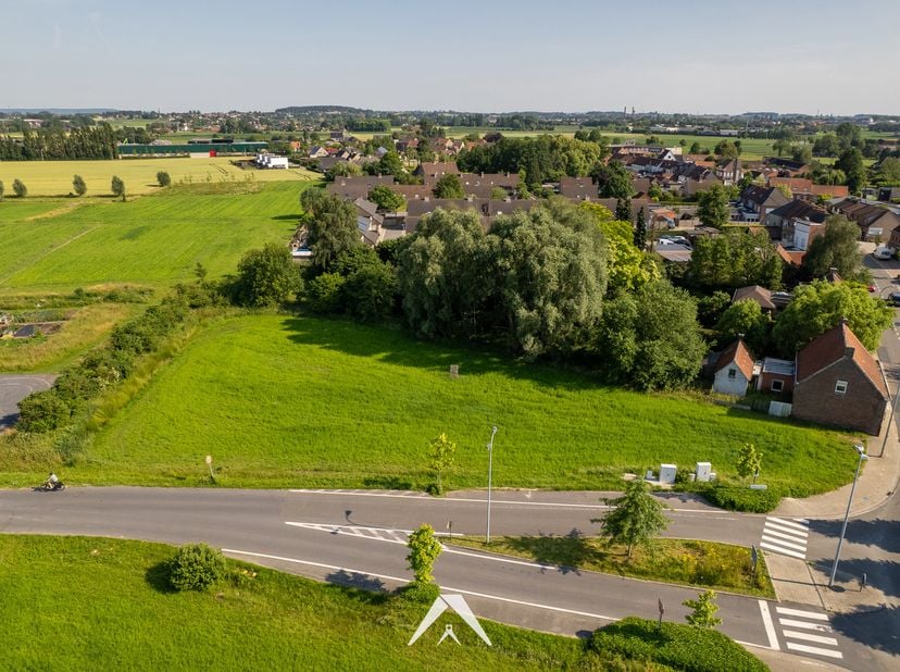 Bouw uw droomwoning op een kwalitatief bouwperceel op een uitzonderlijk gelegen hoek in Deerlijk! Dit perceel van 653,19 m² aan de Stationsstraat 275