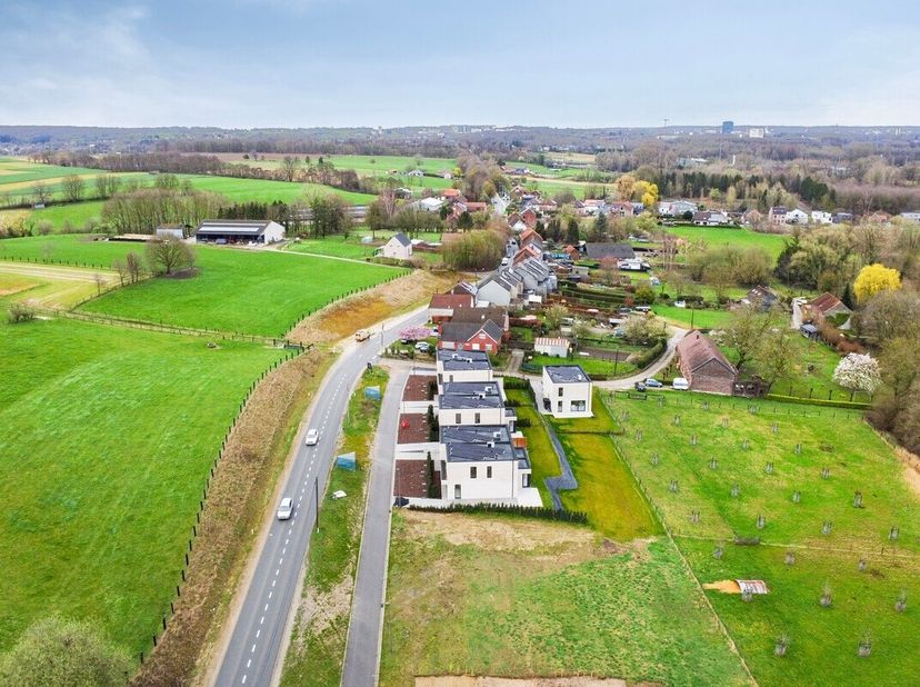 Situé sur un terrain naturel, à proximité du centre du village rural de Korbeek-Dijle et bénéficiant d'un accès parfait à Louvain et à Bruxelles ainsi