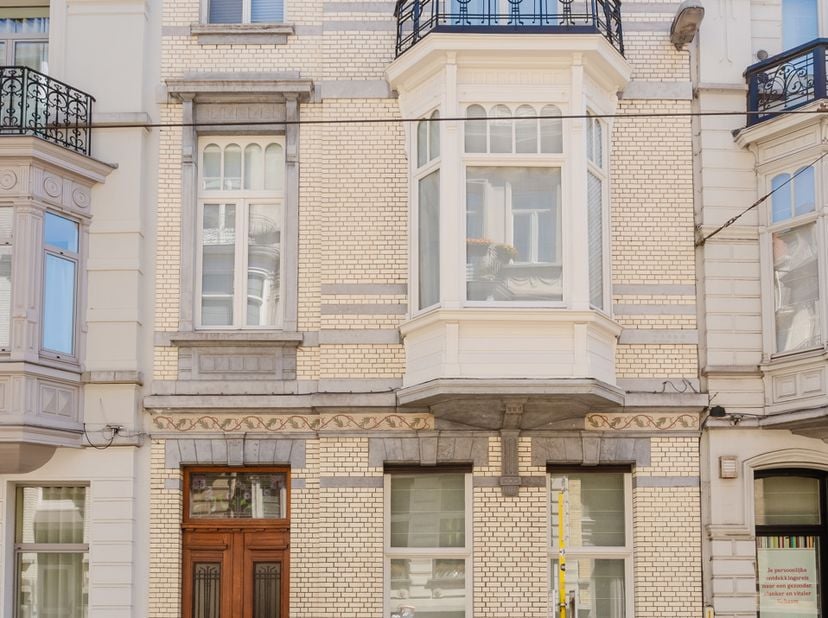 Ligging<br />
Gelegen in de Gebroeders Vandeveldestraat en de Sint-Martensstraat aan de Oude Houtlei te Gent. Een makkelijke verbinding met het openba