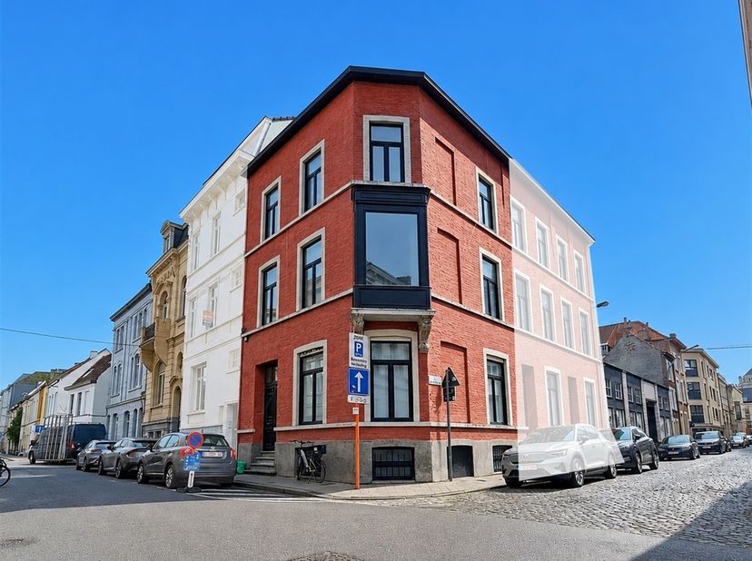 BEZOEK? Bel 09/225.00.78.<br />
 <br />
Deze uitzonderlijke woning is ideaal voor cohousing en richt zich tot huurders die stijl, charme en een zeke