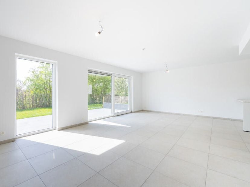 Au rez-de-chaussée dune résidence située dans un clos paisible à Rocourt, appartement 2 chambres (+/- 99m² de surface brute daprès plans) composé d'un