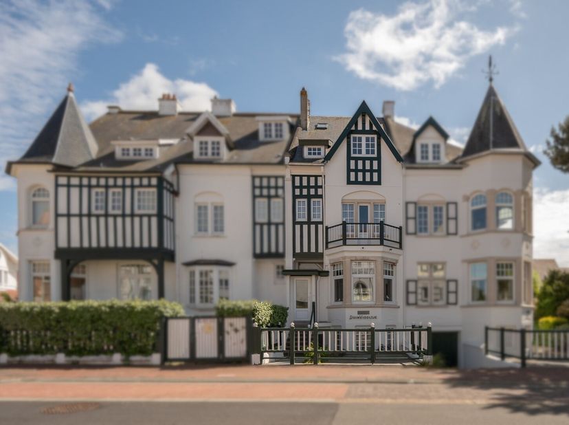 Dans l'une des avenues les plus belles et les plus charmantes de Duinbergen se trouve cette villa exceptionnelle de style éclectique - l'un des monume