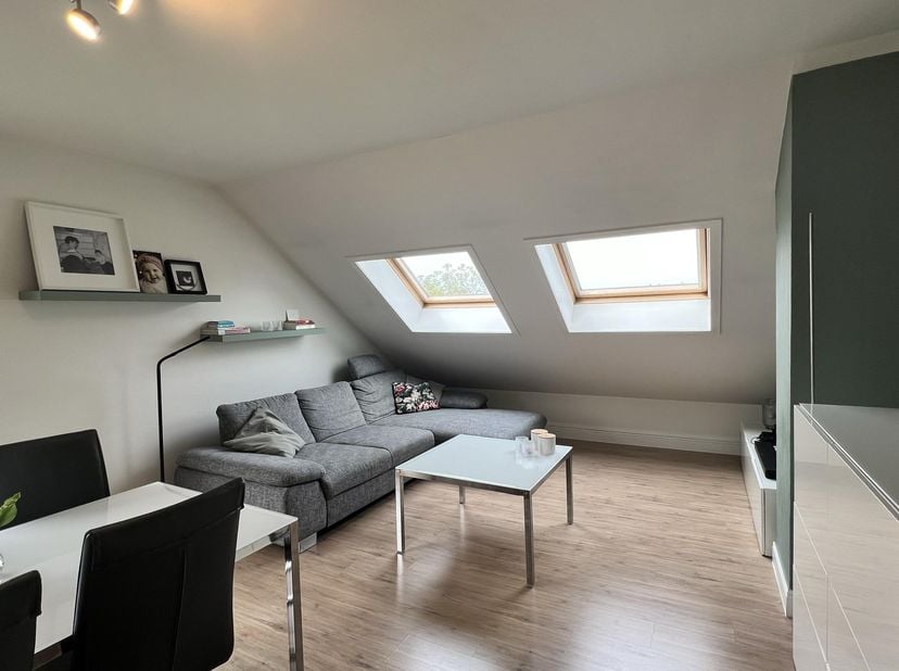 Dit charmante appartement van ongeveer 75 m² is perfect gelegen vlakbij het centrum van Hasselt en de Cordacampus. Ideaal voor jonge koppels of een al