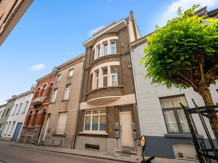 Op slechts 5 minuten wandelen van het centrum van Tervuren en het prachtige park bevindt zich dit ruime en lichtrijke duplex appartement van 108 m², g