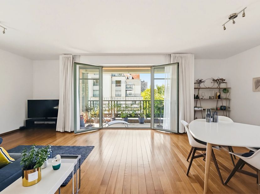 Victoire-Junot nodigt u uit om dit ruime appartement van 131 m² te ontdekken, gelegen in de gewilde Joli-Bois wijk van Woluwe-Saint-Pierre. Dit lichte