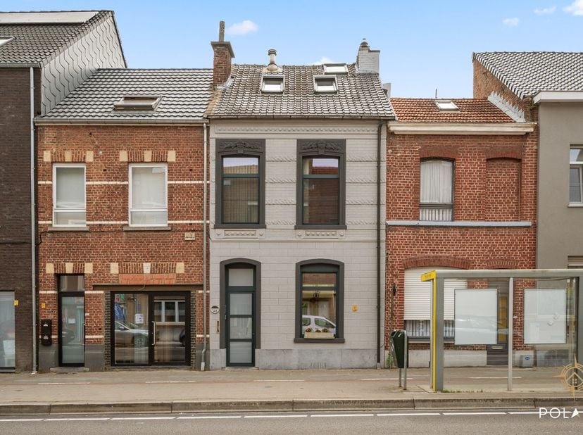 Ontdek deze charmante en verrassend ruime woning, uitstekend onderhouden en ideaal voor wie op zoek is naar veel leef- en bergruimte. Dankzij de vijf