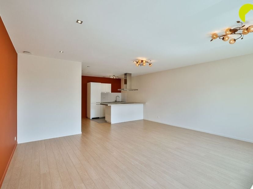 Op zoek naar een instapklaar appartement in een rustige, autoluwe tuinstraat in Deurne-Zuid? Dan is dit volledig gerenoveerde appartement op de tweede