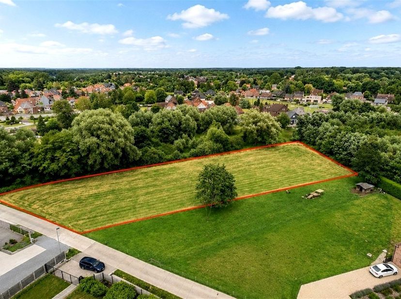 Aan de Elzenstraat in Booischot bevindt zich dit ruime perceel recreatiegrond van ca. 3.948 m².<br />
<br />
Het terrein heeft volgens de beschikbar