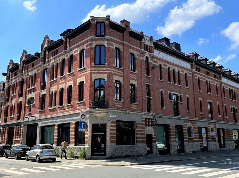 252m² kantoorruimte op eerste verdieping (achteraan) van prachtig gerenoveerd pakhuis<br />
Ligging: vlot bereikbaar via Waaslandtunnel<br />
Specific