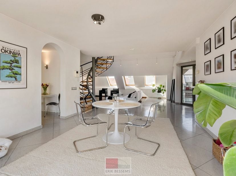 Duplexappartement gelegen op de 3de en 4de verdieping van Residentie Passage Begas. Dit ruim appartement van 230 m² is gelegen in het centrum van Lana