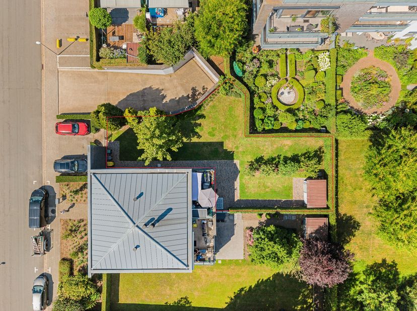 Gelijkvloers appartement met ruime tuin en dubbele garage, gelegen in een rustige straat in het centrum van Hoogstraten. Hier woont u op wandelafstand